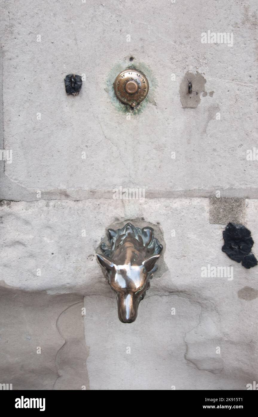 Aldgate Pump, Aldgate High Street, Aldgate, Londra - becco testa di cane, risale al 1870. Foto Stock