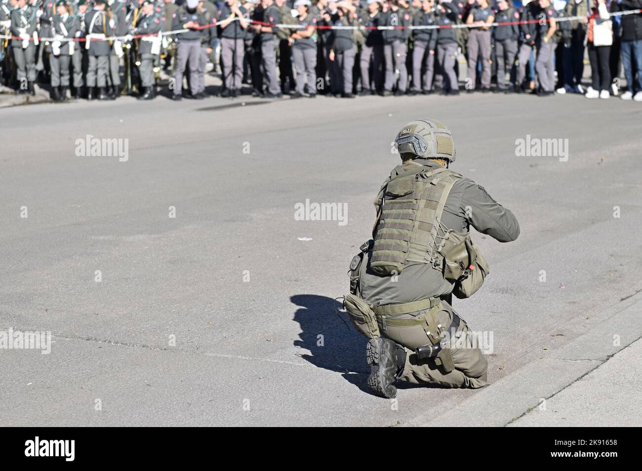 Vienna, Austria. 25th Ott 2022. Preparazione dello spettacolo dell'esercito federale austriaco (Bundesheer) in Piazza degli Eroi a Vienna. Soldato in uniforme da combattimento Foto Stock
