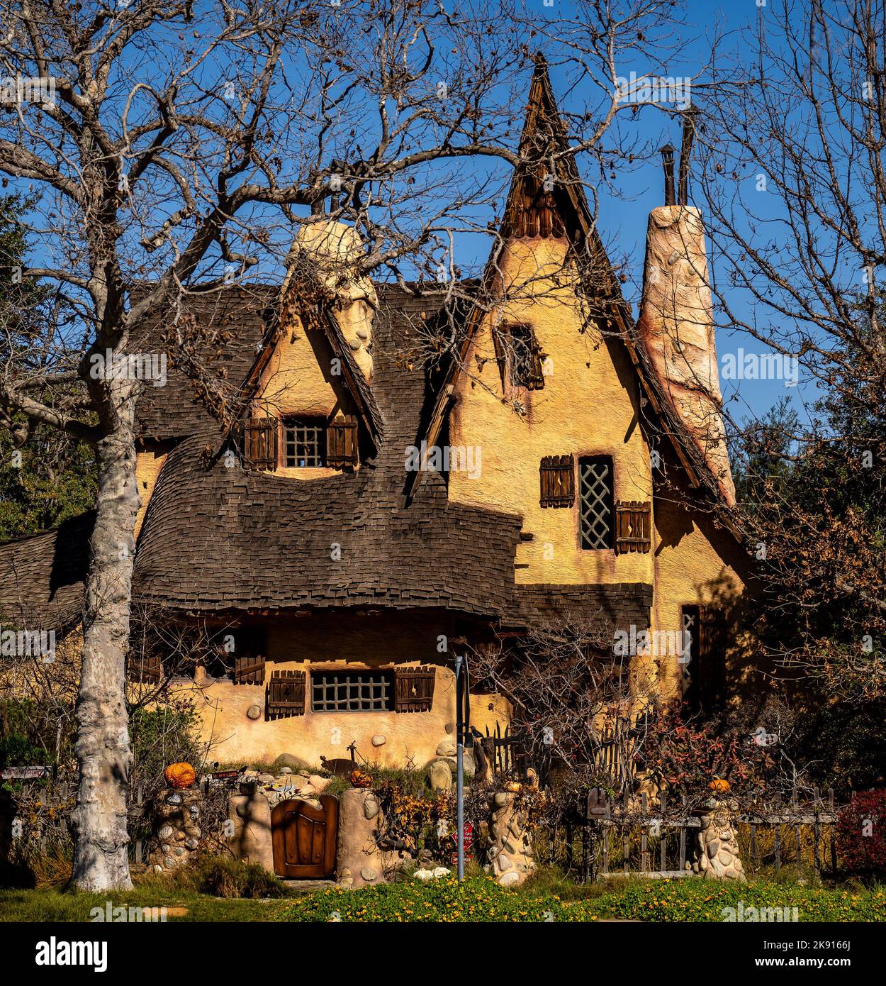 The Spadena House, conosciuta anche come The Witch's House, una casa di libri di storia a Beverly Hills, CA Foto Stock