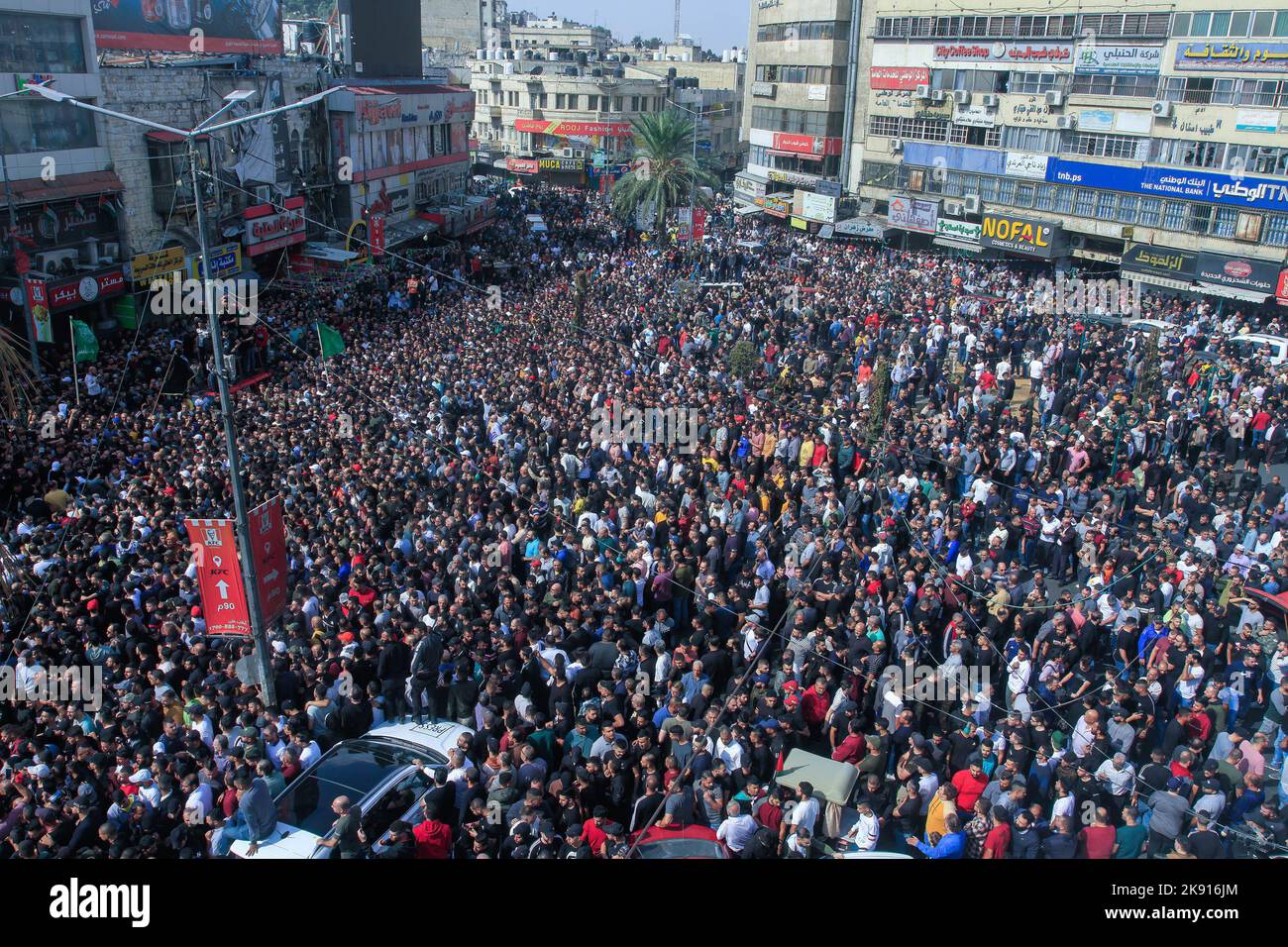 Nablus, Palestina. 25th Ott 2022. I lutto portano i corpi dei Palestinesi che erano tra i cinque uccisi in un RAID israeliano durante la notte, durante i loro funerali nella città occupata in Cisgiordania di Nablus. I funzionari sanitari palestinesi dicono che cinque palestinesi sono stati uccisi e 20 sono stati feriti. Israele ha accusato il gruppo (Lions' Den) di aver ucciso un soldato e di aver tentato diversi attacchi. Credit: SOPA Images Limited/Alamy Live News Foto Stock