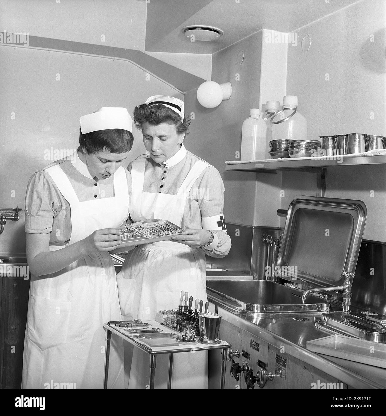 Negli anni '1950s. Due infermieri dentali in un locale dove gli strumenti dentali, i trapani, ecc. vengono sterilizzati. Svezia 1948. Kristoffersson rif CF24-8 Foto Stock