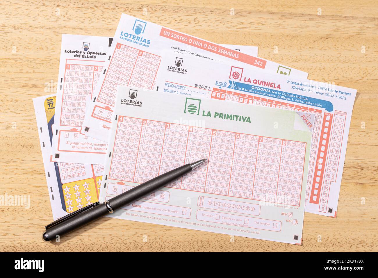Galicia, Spagna; 25 ottobre 2022 : Gruppo di diversi biglietti lotteria spagnola. Loterias y Apuestas del Estado Foto Stock