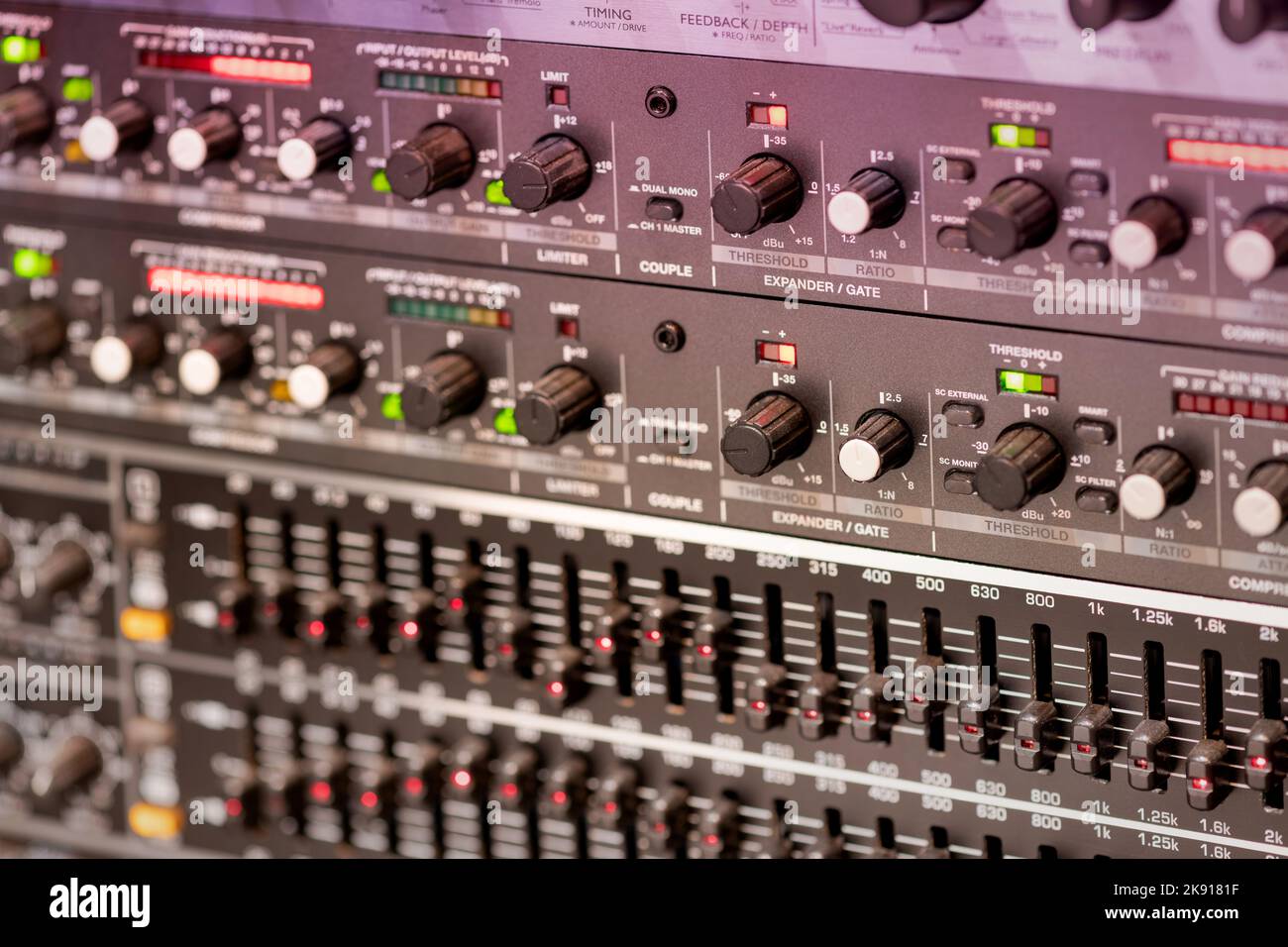 Messa a fuoco morbida di molti diversi interruttori e leve dell'amplificatore musicale professionale in studio di registrazione Foto Stock