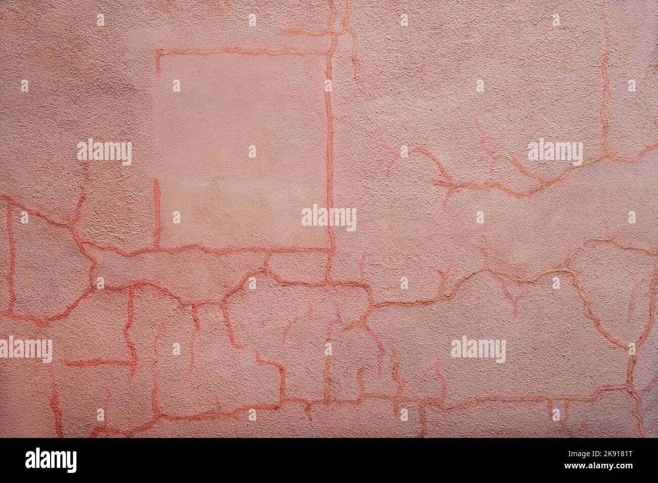 Sfondo astratto di colore rosa con pareti ruvide con graffi lineari color ramato rosso Foto Stock