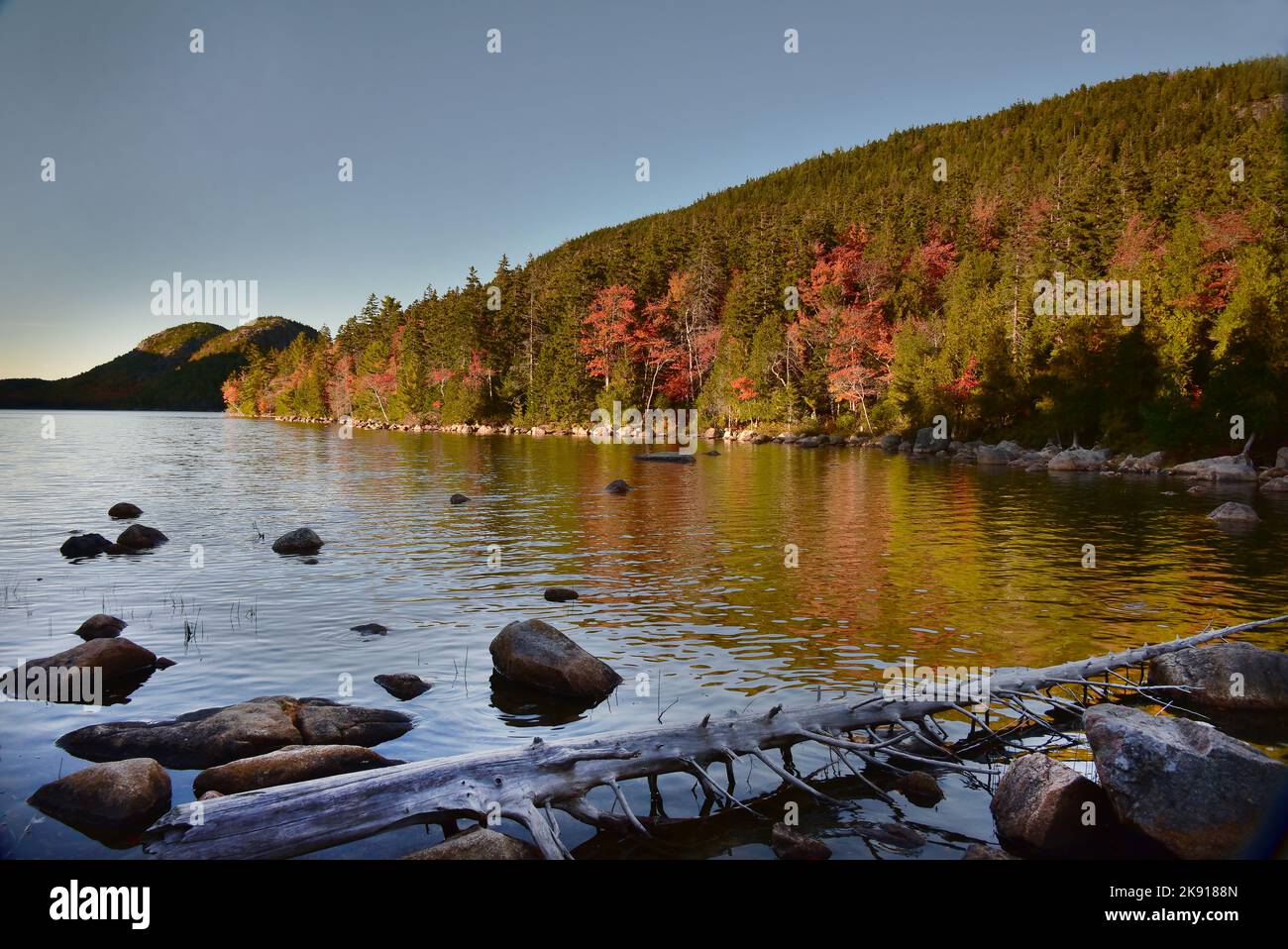 Jordan Pond e North Bubble Mountains e South Bubble Mountains nell'Acadia National Park, Maine, Stati Uniti Foto Stock