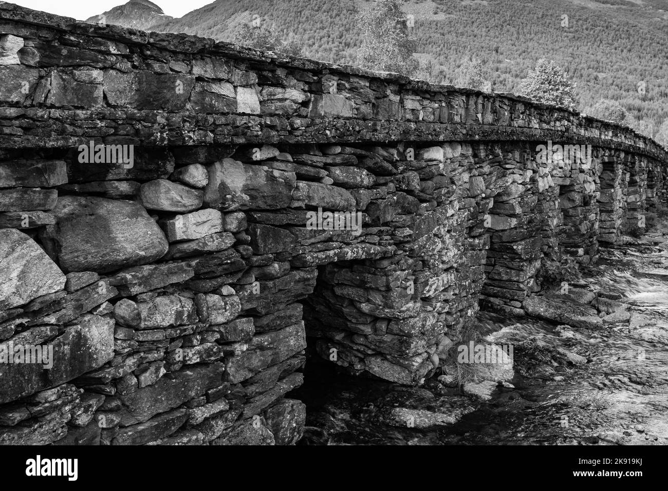 Una scala di grigi di Hornindal Bridge su un fiume in Norvegia Foto Stock