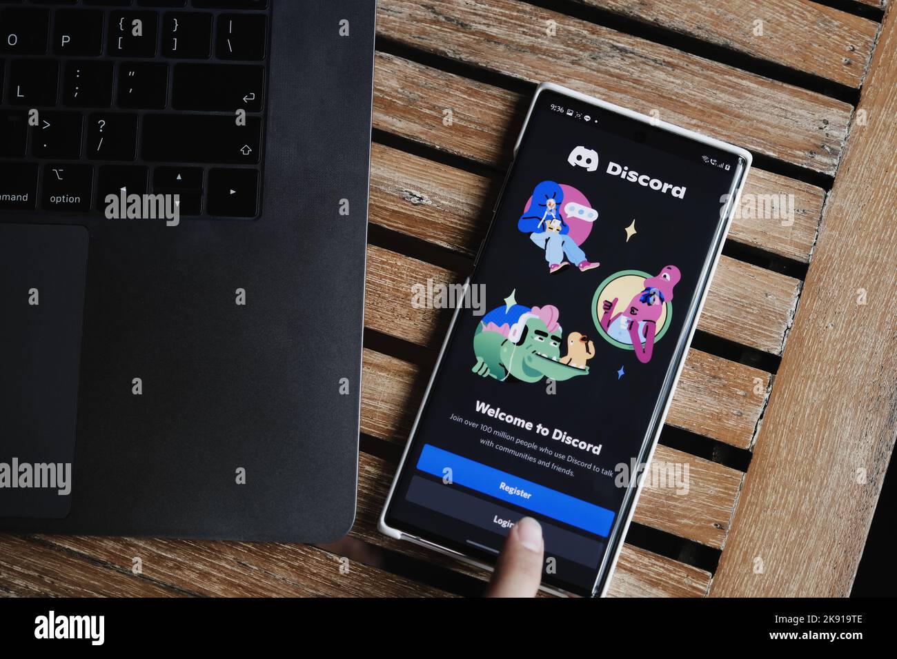 CHIANGMAI, Thailandia, 09 LUGLIO 2021: Donna che tiene in mano uno smartphone che mostra il logo dell'applicazione discordia su uno schermo Foto Stock