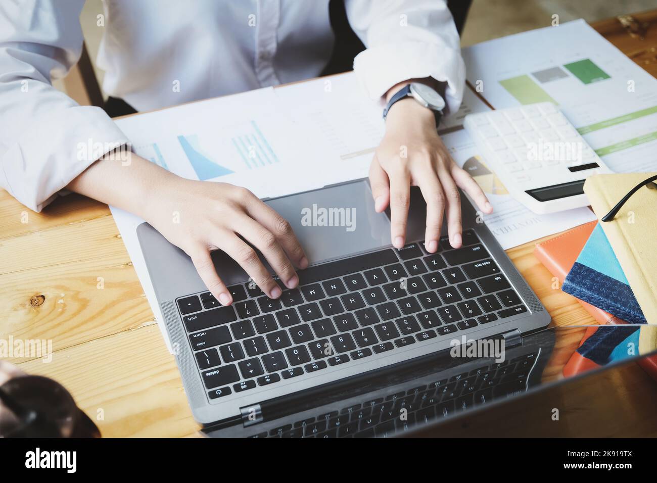 concetto freelance, donna che utilizza i computer per progettare il lavoro come ordinato dai clienti a casa. Foto Stock