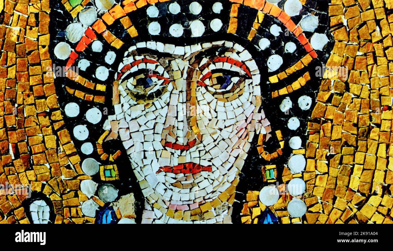 IMPERATRICE THEODORA (c 500548) Imperatrice bizantina, moglie di Giustiniano. Sezione di un mosaico contemporaneo nella Basilica di San vitale, Ravenna. Foto Stock
