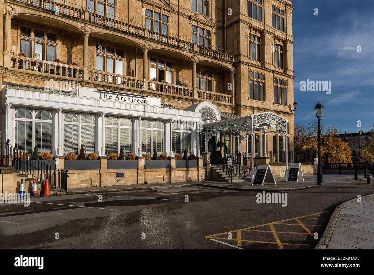 L'architetto ristorante e pub nel seminterrato dell'Empire Hotel nella città di Bath, un sito patrimonio dell'umanità dell'UNESCO, Bath, Somerset, Inghilterra, Regno Unito Foto Stock