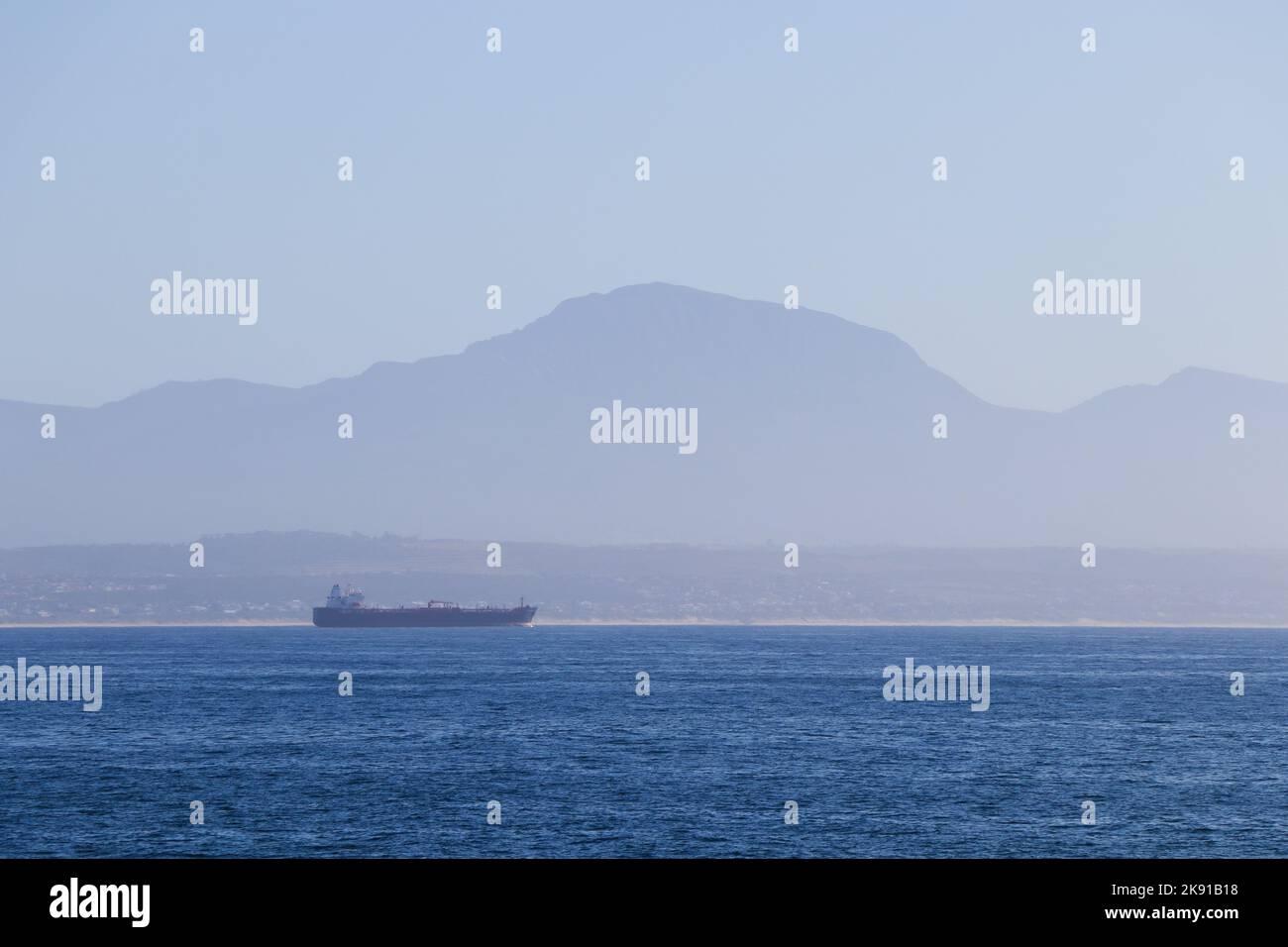 Seascape costiera con grande nave e catena montuosa Foto Stock