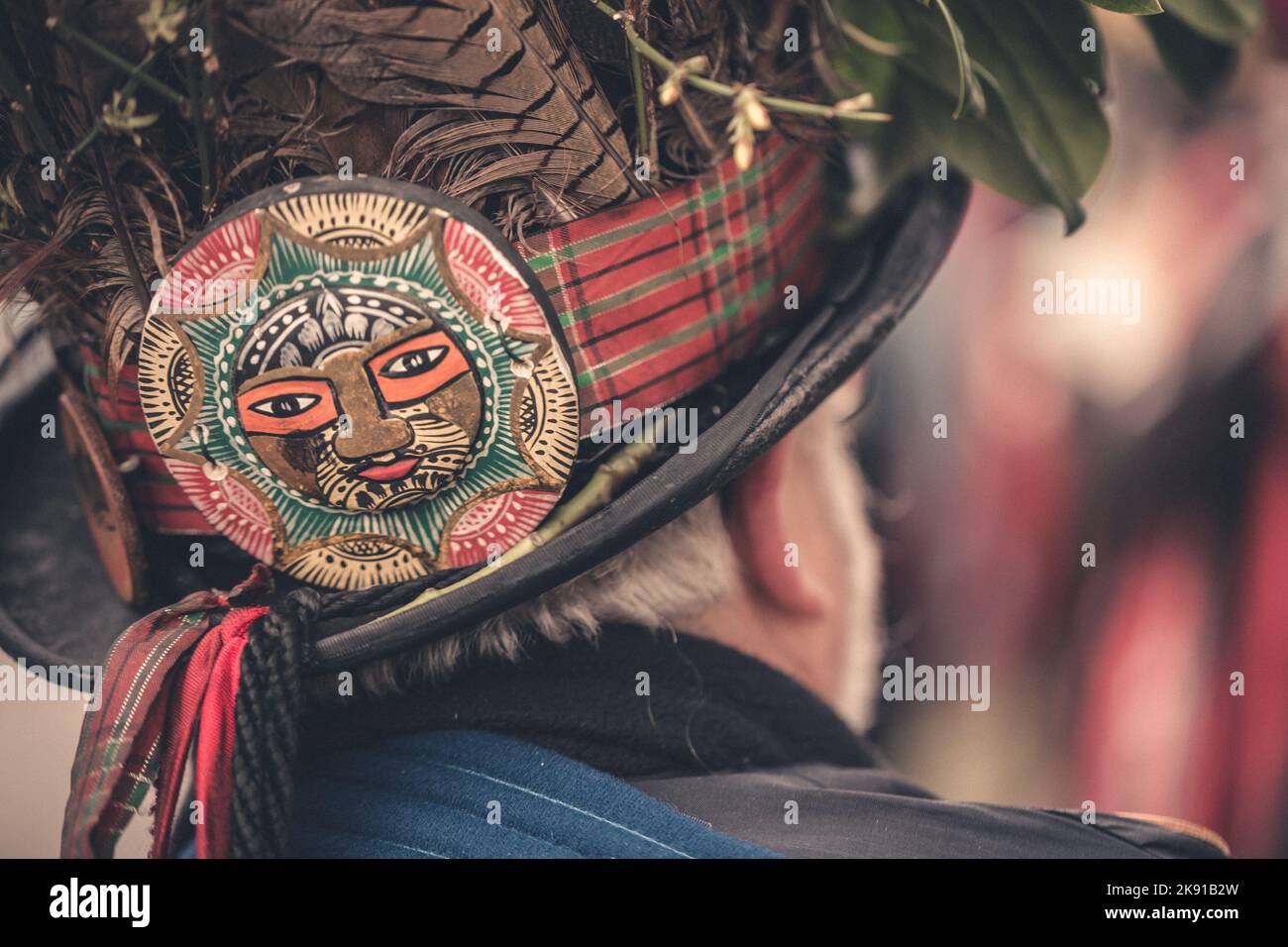 Un colpo selettivo di fuoco di un vecchio che indossa un cappello tradizionale Foto Stock