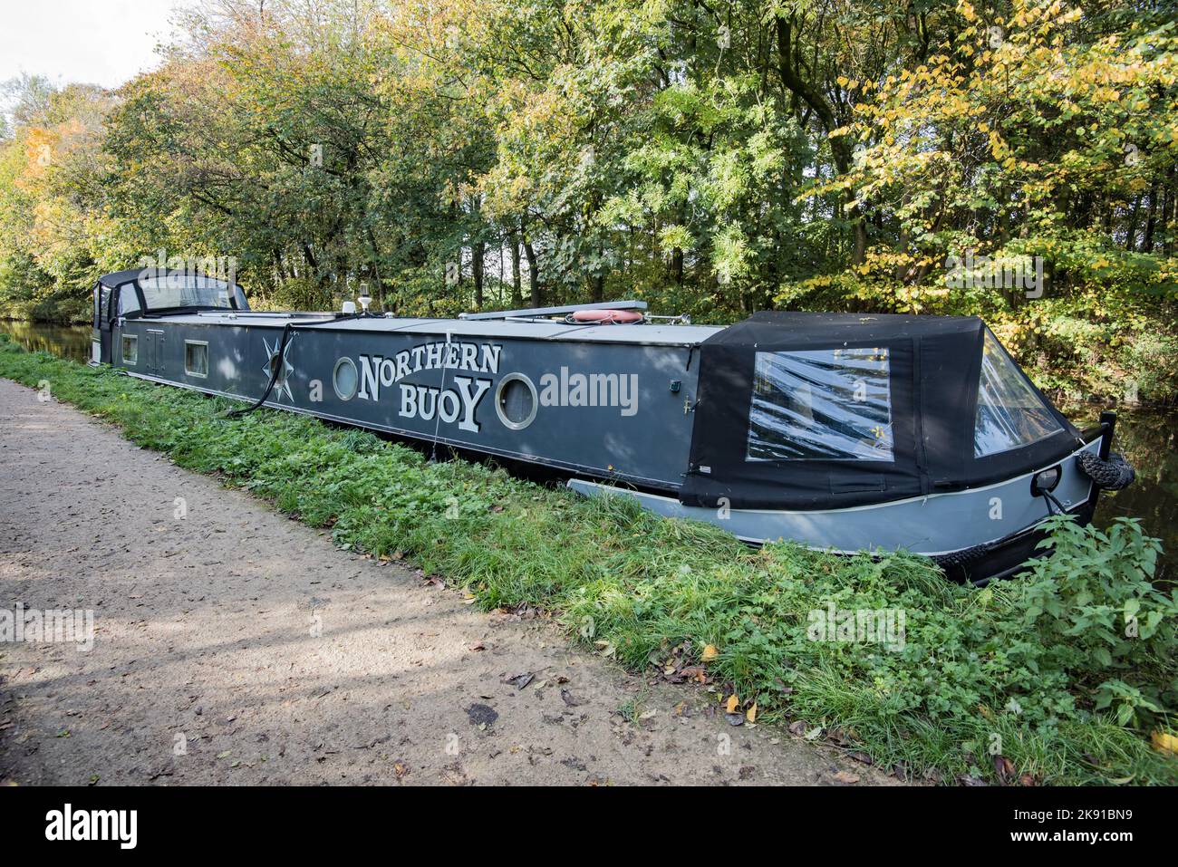 La nave da crociera Northern Buoy si è legata vicino a Gargrave sul canale di Leeds e Liverpool. Sul retro c'è la dicitura "non tutti coloro che vagano sono persi”. Foto Stock