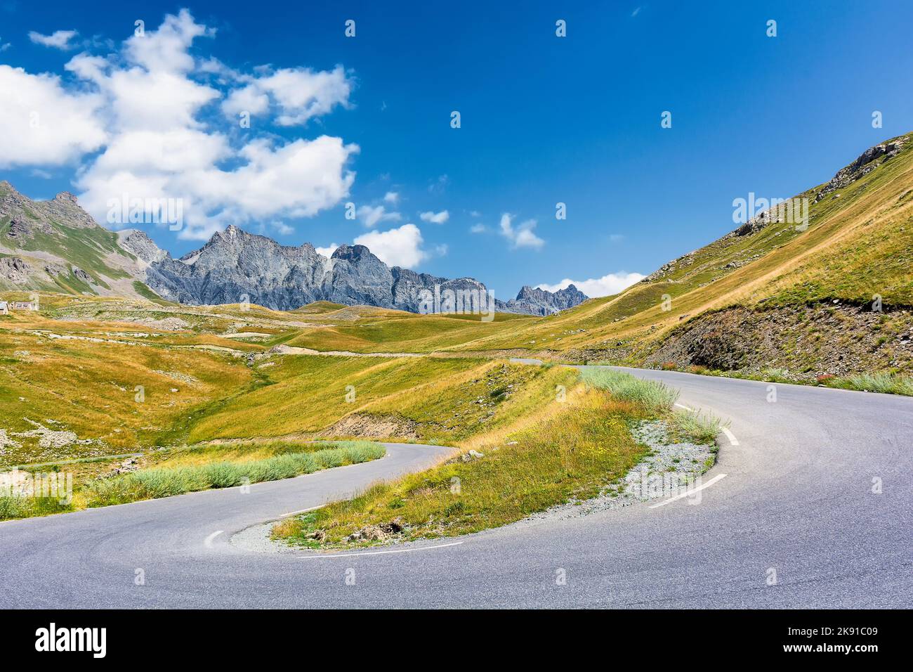 Vista panoramica della strada alpina nelle Alpi francesi nel Parco Nazionale del Mercantour nel sud della Francia Foto Stock