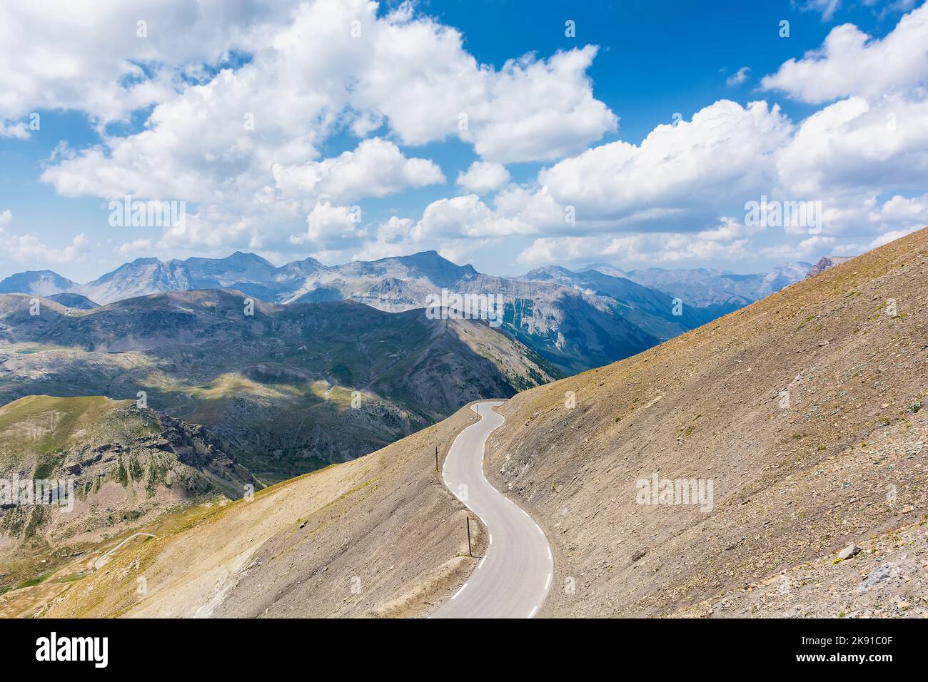 Vista panoramica della strada sulla cima delle Alpi francesi nel Parco Nazionale del Mercantour contro il cielo spettacolare Foto Stock