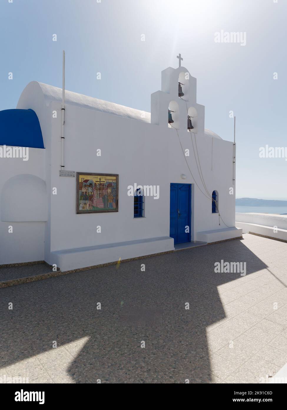 Chiesa bianca e blu sull'isola greca delle Cicladi di Santorini. Foto Stock