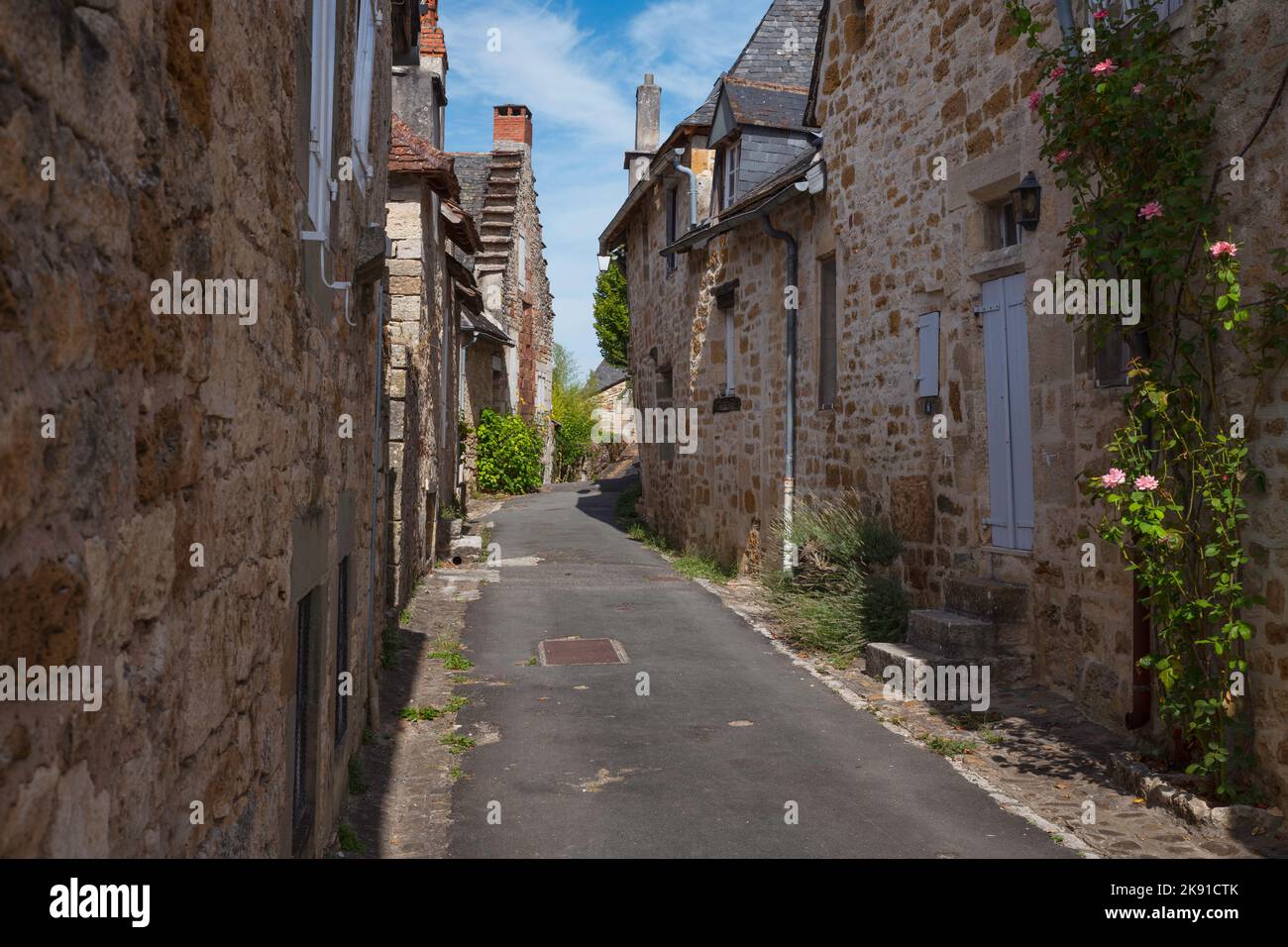 Una strada con vecchie case in pietra calcarea in Turenne francia Foto Stock