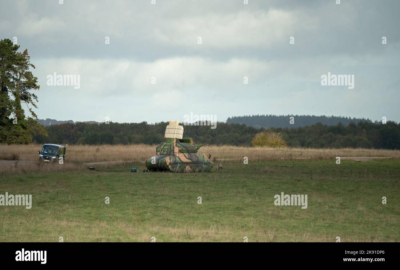 Decoy gonfiabile 2K22 Tunguska piattaforma semovente anti-aereo pronta per l'impegno virtuale da parte di un aereo su un esercizio militare Foto Stock