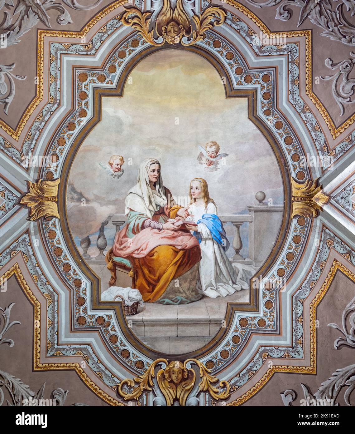 DOMODOSSOLA, ITALIA - 19 LUGLIO 2022: L'affresco neo-barocco di Sant'Anna con la Vergine Maria sul soffitto della chiesa Santuario della Madonna della neve Foto Stock