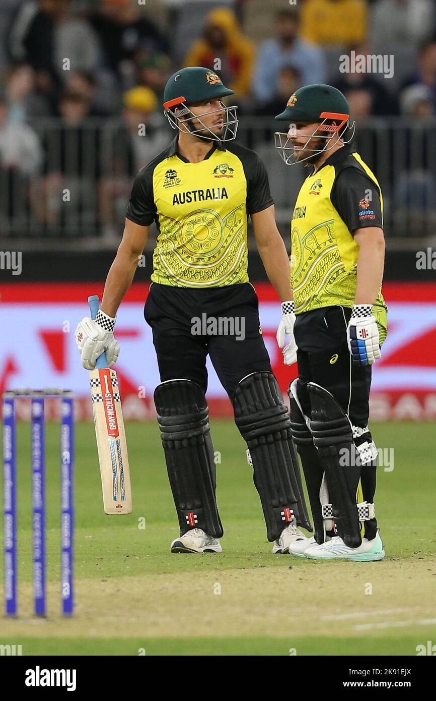 Optus Stadium, Perth, Austrailla. 25th Ott 2022. T20 cricket internazionale Australia contro Sri Lanka: Aaron Finch e Marcus Stoinis dell'Australia parlano tattiche in mezzo al campo Credit: Action Plus Sports/Alamy Live News Foto Stock