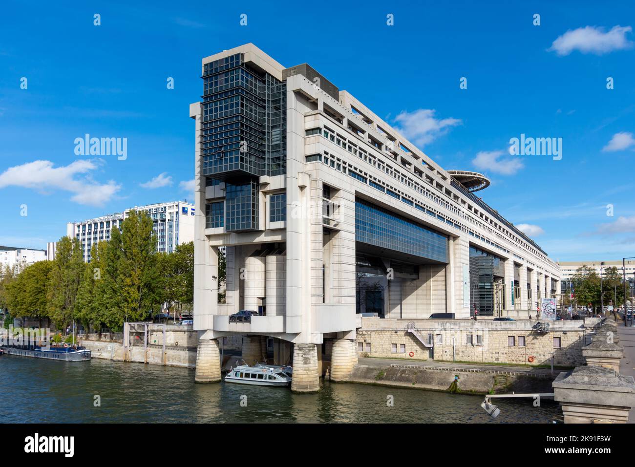 Vista esterna dell'edificio del Ministero francese dell'Economia e delle Finanze sulla riva della Senna, nel quartiere di Bercy, Parigi, Francia Foto Stock