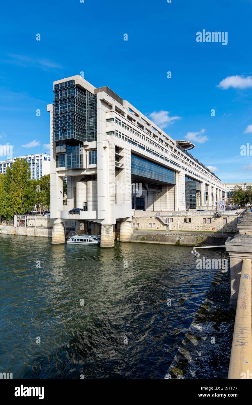 Vista esterna dell'edificio del Ministero francese dell'Economia e delle Finanze sulla riva della Senna, nel quartiere di Bercy, Parigi, Francia Foto Stock