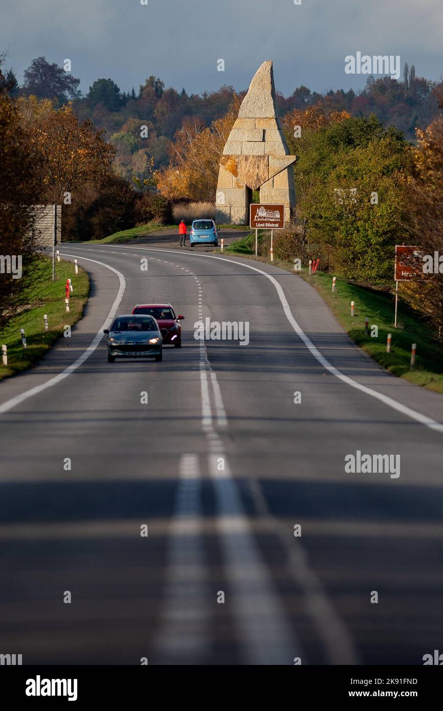 Horice, Repubblica Ceca. 25th Ott 2022. La foto del 25 ottobre 2022 di una statua in arenaria di uno gnomo sulla collina di Mohejlik, progettata dallo scultore Kurt Gebauer, che è stata completata dopo 27 anni come ultima parte, il cappello di gnomo, è stata posta sulla sommità della statua alta 11 metri e 200 tonnellate il 20 ottobre 2022. Credit: David Tanecek/CTK Photo/Alamy Live News Foto Stock