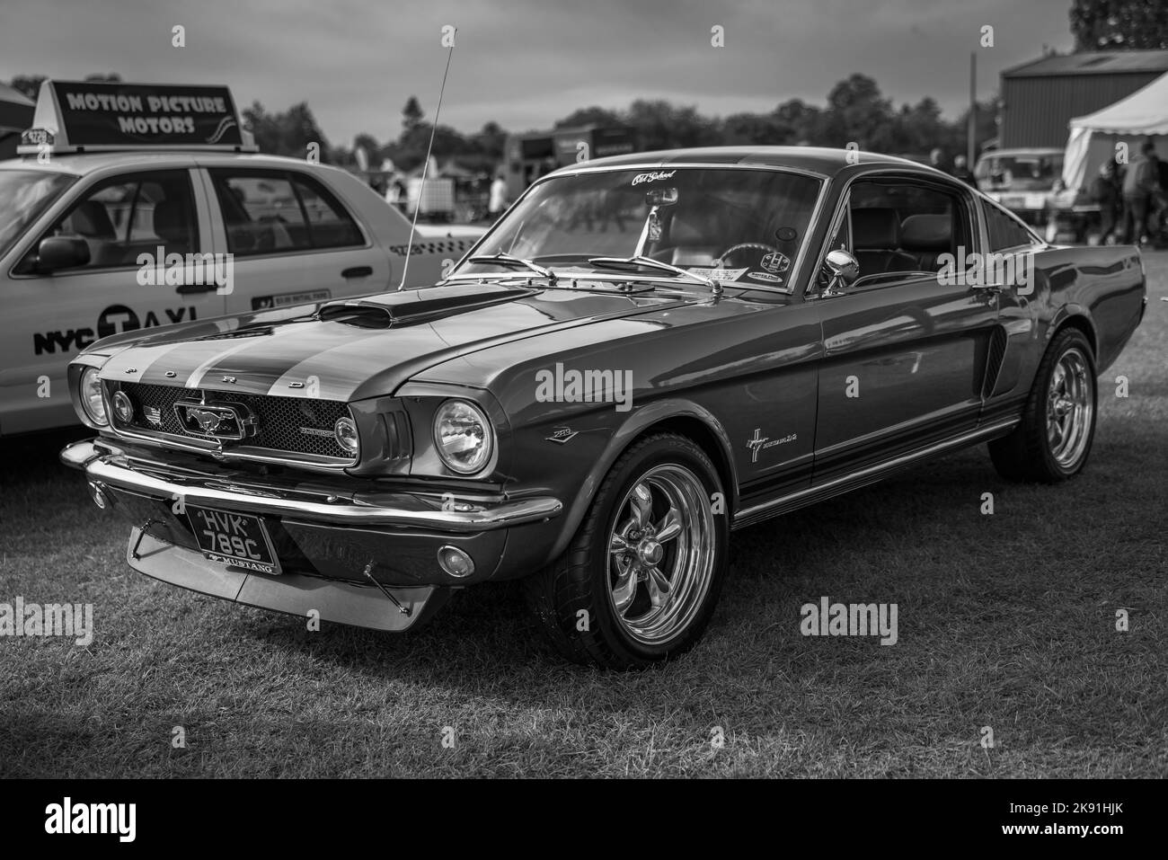1965 Ford Mustang’HVK 789C’ in mostra al Race Day Airshow tenutosi a Shuttleworth il 2nd ottobre 2022 Foto Stock