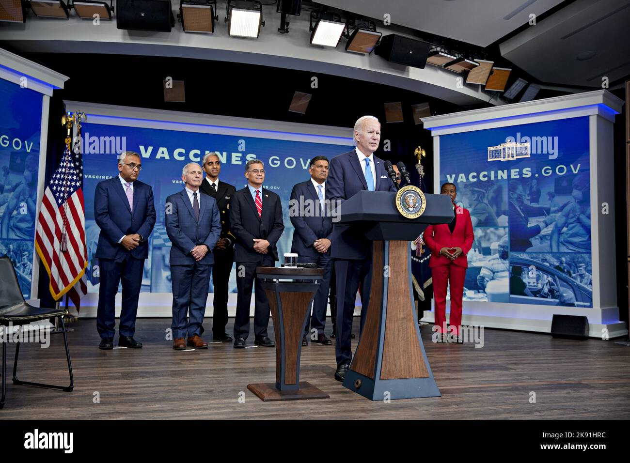 Il Presidente DEGLI STATI UNITI Joe Biden, centro, parla prima di ricevere una dose di richiamo del vaccino Covid-19 che ha come bersaglio le sottovarianti Omicron BA.4/BA.5 nell'Eisenhower Executive Office Building a Washington, DC, Stati Uniti, martedì 25 ottobre. 2022. La Casa Bianca sta chiedendo alle aziende di aiutare i dipendenti ad ottenere vaccini aggiornati per il coronavirus ospitando cliniche in loco e avvierà un nuovo programma che fornirà ad alcuni americani la consegna gratuita a domicilio dei trattamenti Covid-19 prima di un'impennata prevista del virus in autunno. Foto di al Drago/Pool/ABACAPRESS.COM Foto Stock