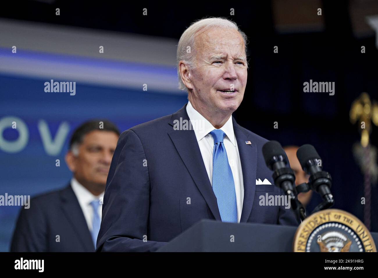 Il Presidente DEGLI STATI UNITI Joe Biden parla prima di ricevere una dose di richiamo del vaccino Covid-19 che ha come bersaglio i sottovarianti Omicron BA.4/BA.5 nell'Eisenhower Executive Office Building a Washington, DC, USA, martedì 25 ottobre. 2022. La Casa Bianca sta chiedendo alle aziende di aiutare i dipendenti ad ottenere vaccini aggiornati per il coronavirus ospitando cliniche in loco e avvierà un nuovo programma che fornirà ad alcuni americani la consegna gratuita a domicilio dei trattamenti Covid-19 prima di un'impennata prevista del virus in autunno. Foto di al Drago/Pool/ABACAPRESS.COM Foto Stock