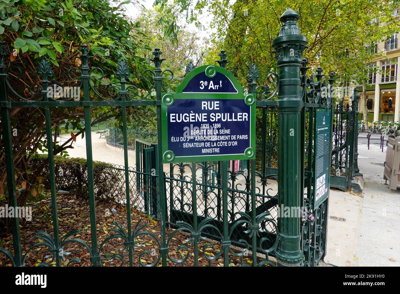 Cartello che indica Rue Eugene Spuller, strada tra la Mairie del 3rd° arrondissement e il parco Square dunTemple - Elie Wiesel, Parigi, Francia. Foto Stock