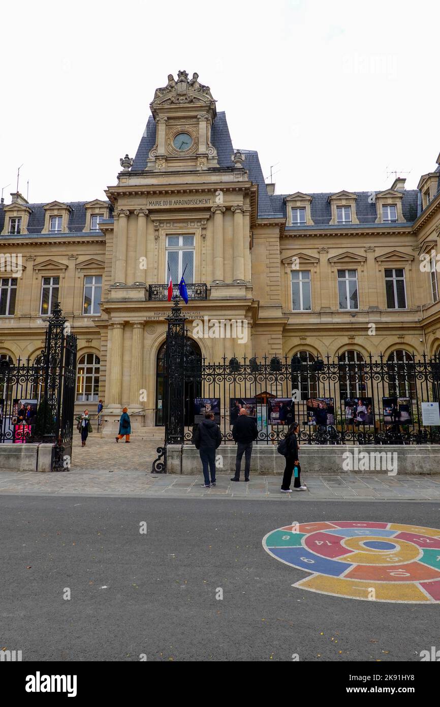 Persone di fronte alla Mairie, municipio, del 3rd ° arrondissement, ora noto come Mairie de Paris Centre, che copre il 1st - 4th, Parigi, Francia. Foto Stock