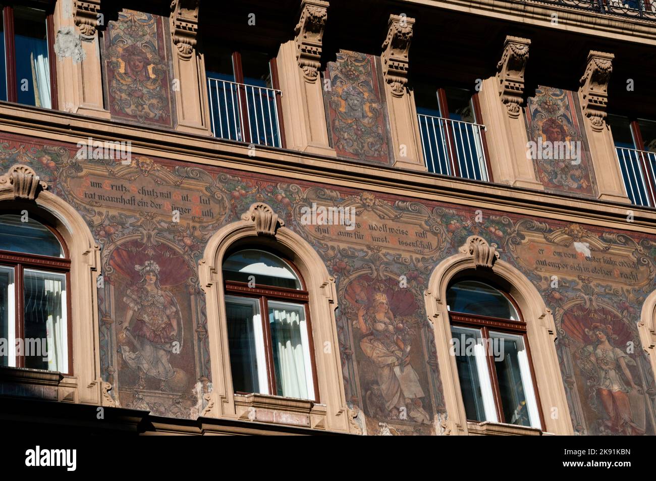 Antica calligrafia su Zum goldenen Becher House a Vienna, Austria. Foto Stock