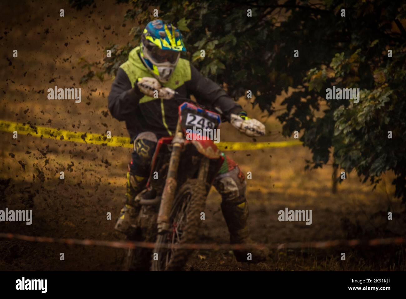 Campionato sporco in fango nuvoloso giornata autunnale in moto vicino alla città di Vysoke nad Jizerou Foto Stock