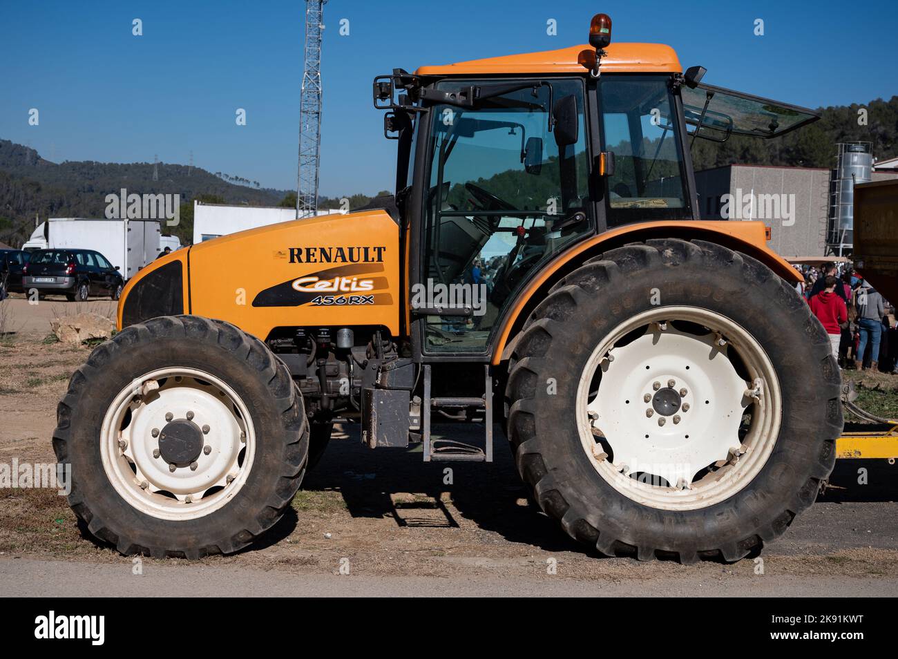 Un trattore giallo Renault Celtis 456 RX parcheggiato nel villaggio. Foto Stock