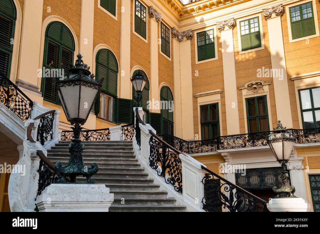 Balaustra rococò al Palazzo Schönbrunn di Vienna, Austria. Foto Stock