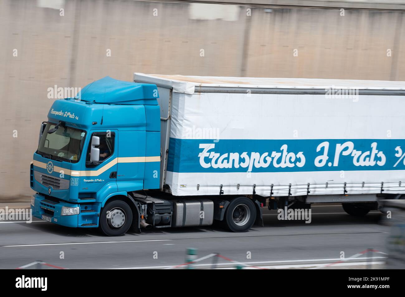 Blue Renault Premium Loaded Truck un rimorchio container bianco lungo la Ronda Litoral di Barcellona Foto Stock