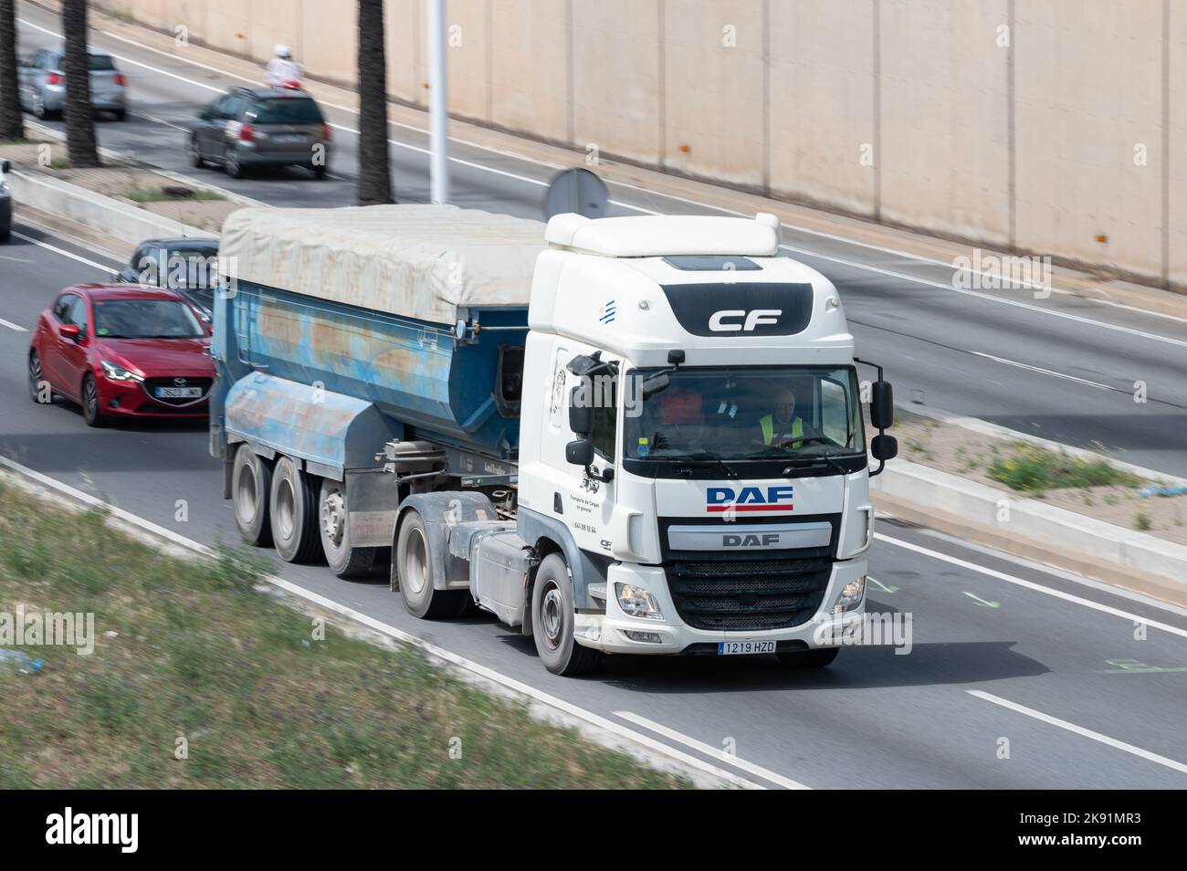 Veicolo DAF CF bianco che carica un rimorchio container blu lungo la Ronda Litoral di Barcellona Foto Stock