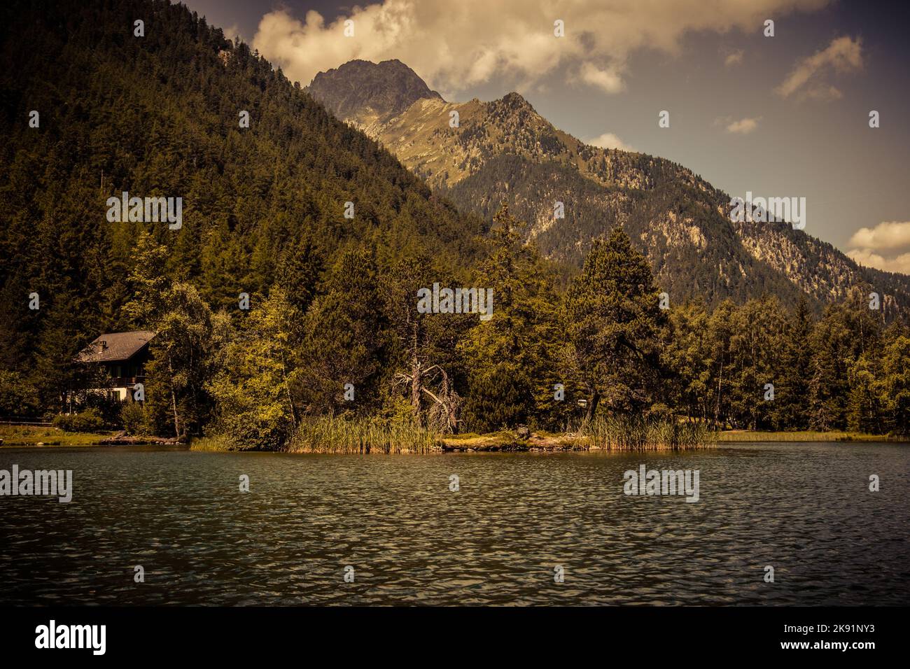 Vista panoramica di un lago di montagna, girato a Champex-Lac, Vallese, Svizzera Foto Stock