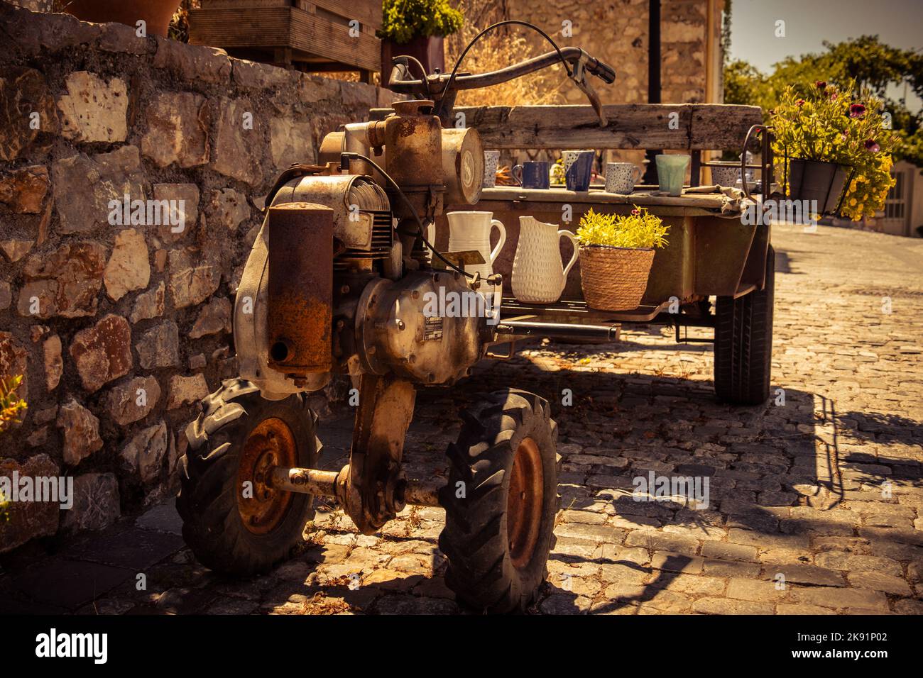 Vecchio trattore arrugginito, girato in un piccolo vilage a Creta, in Grecia Foto Stock