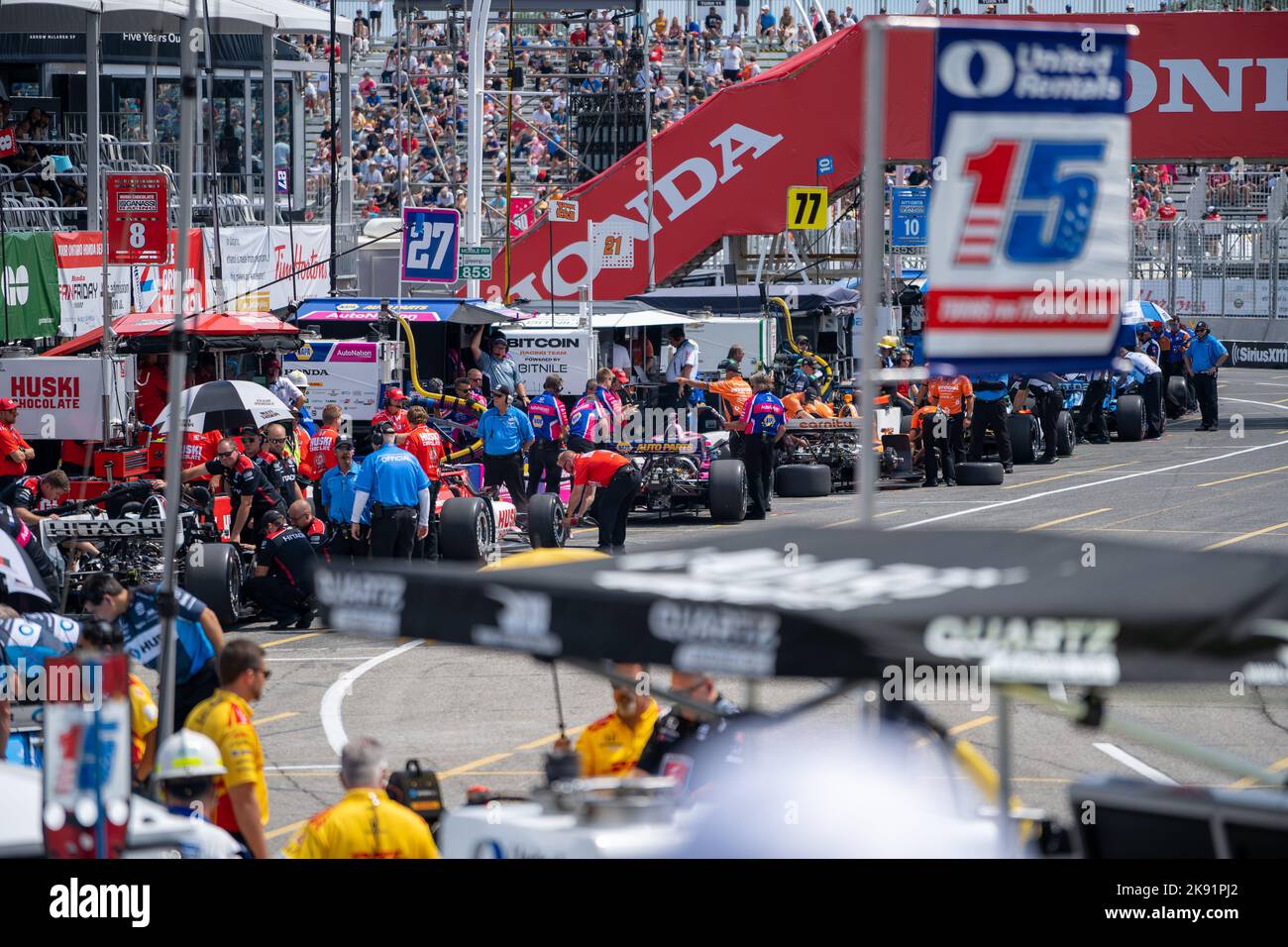 Un luogo per cambiare le parti sulle automobili sportive e una folla enorme sullo sfondo durante Toronto Indy Car Race 2022 Foto Stock