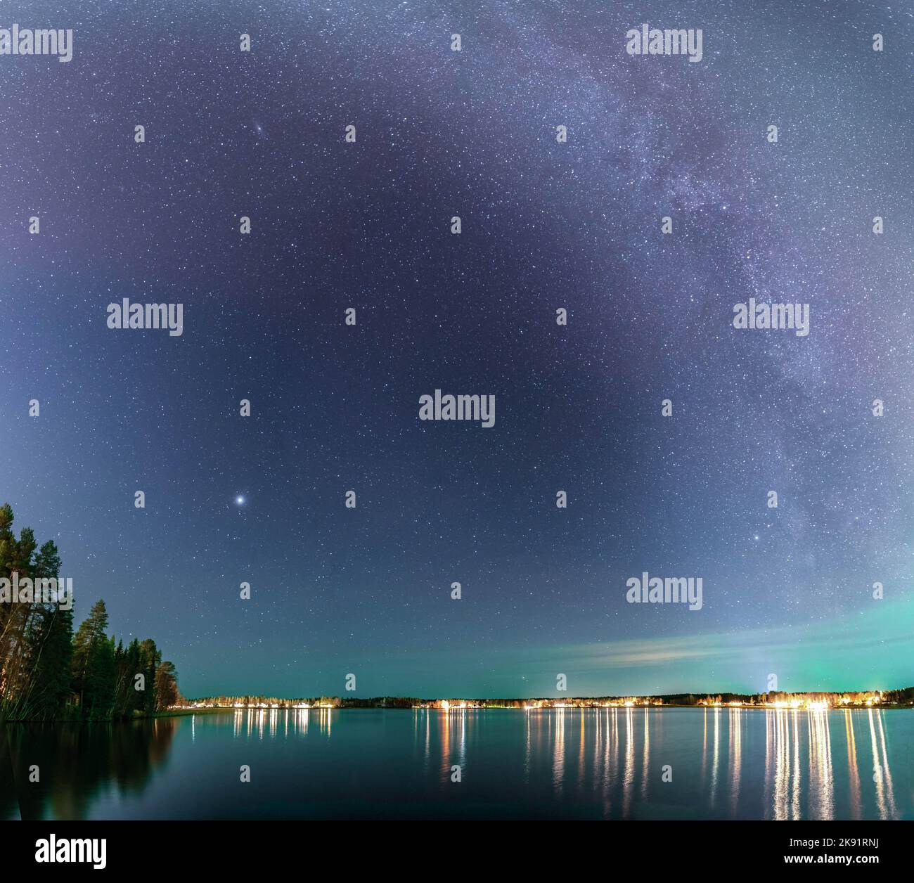 Meravigliosa galassia della Via Lattea sulla tranquilla notte del lago Stocksjo nella Svezia settentrionale, città di Umea. Foto notturna del cielo stellato, foto quadrata Foto Stock