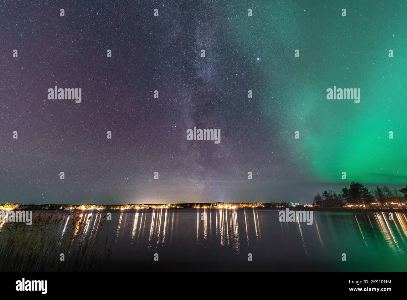 Splendida galassia della Via Lattea vicino all'Aurora, panorama panoramico dell'aurora boreale sulla tranquilla notte del lago Stocksjo nella Svezia settentrionale, città di Umea. Notte phot Foto Stock