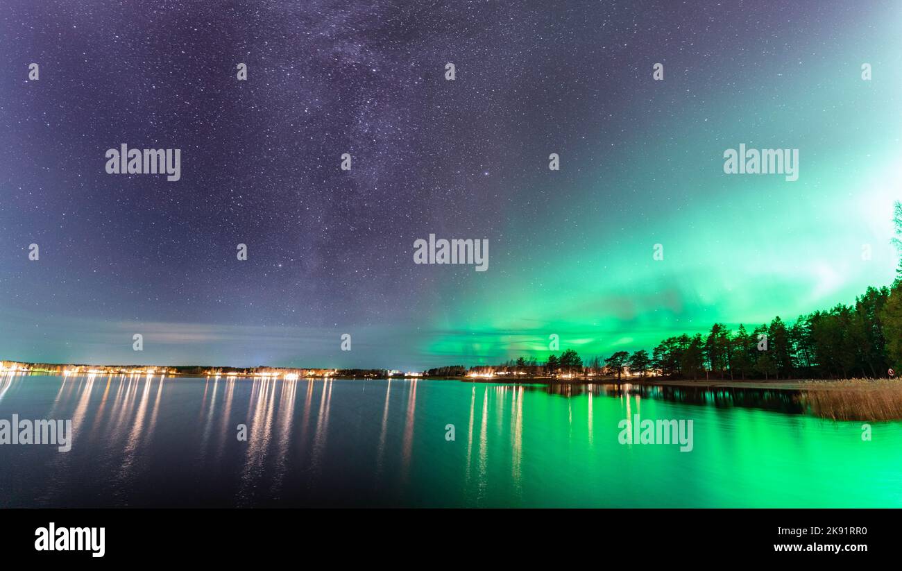 Splendida via Lattea vicino ad Aurora, panorama panoramico dell'aurora boreale sulla tranquilla notte del lago Stocksjo nella Svezia settentrionale, città di Umea. Foto Stock