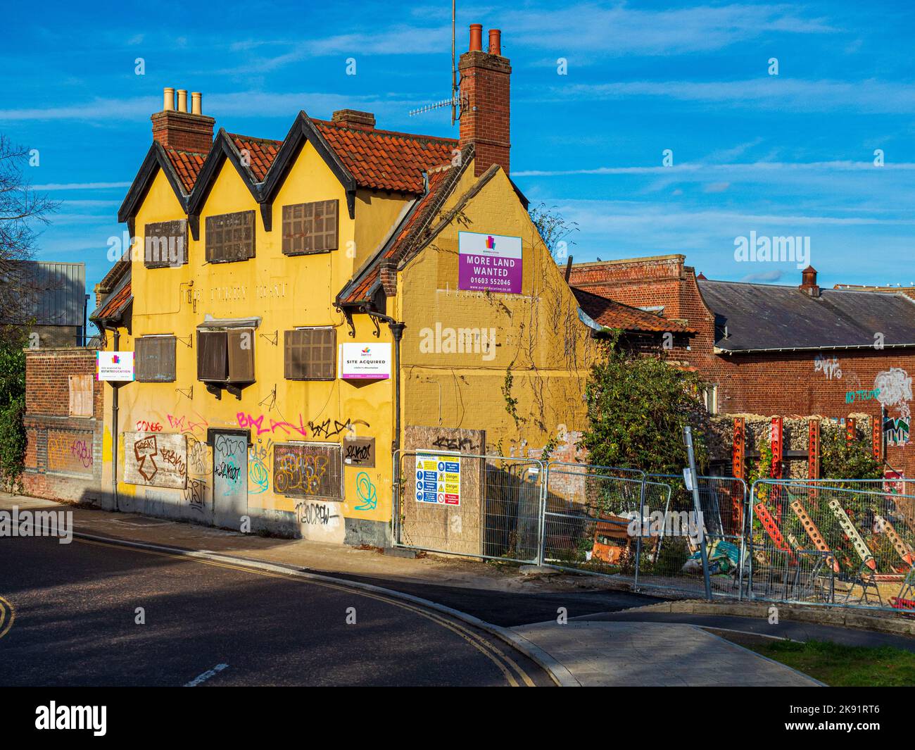 Old Ferry Boat Inn Pub Norwich. Riverside pub risalente agli anni '1820, ora parte di una riqualificazione che include 41 nuove case. Stato sviluppatore. Foto Stock