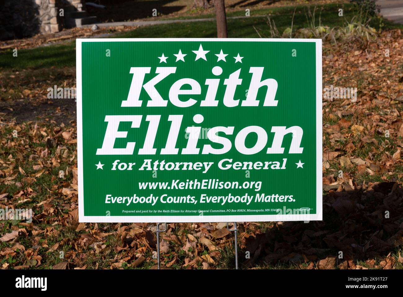 Un segno di iarda a Minneapolis che approva l'attuale DFL democratico Keith Ellison che corre per la rielezione come procuratore generale del Minnesota Foto Stock