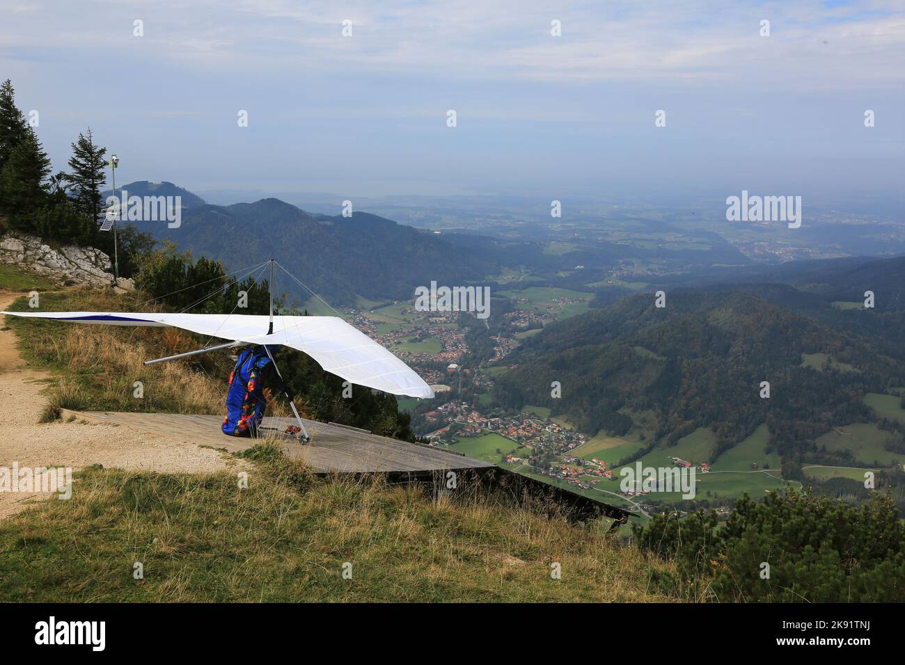 Deltaplano che vola nelle Alpi tedesche Foto Stock