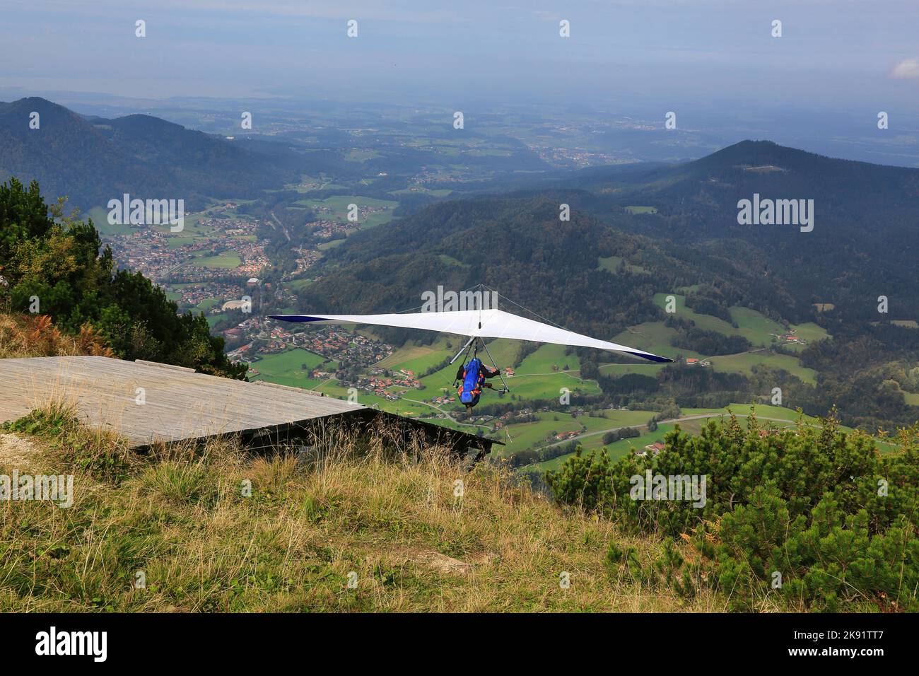 Deltaplano che vola nelle Alpi tedesche Foto Stock