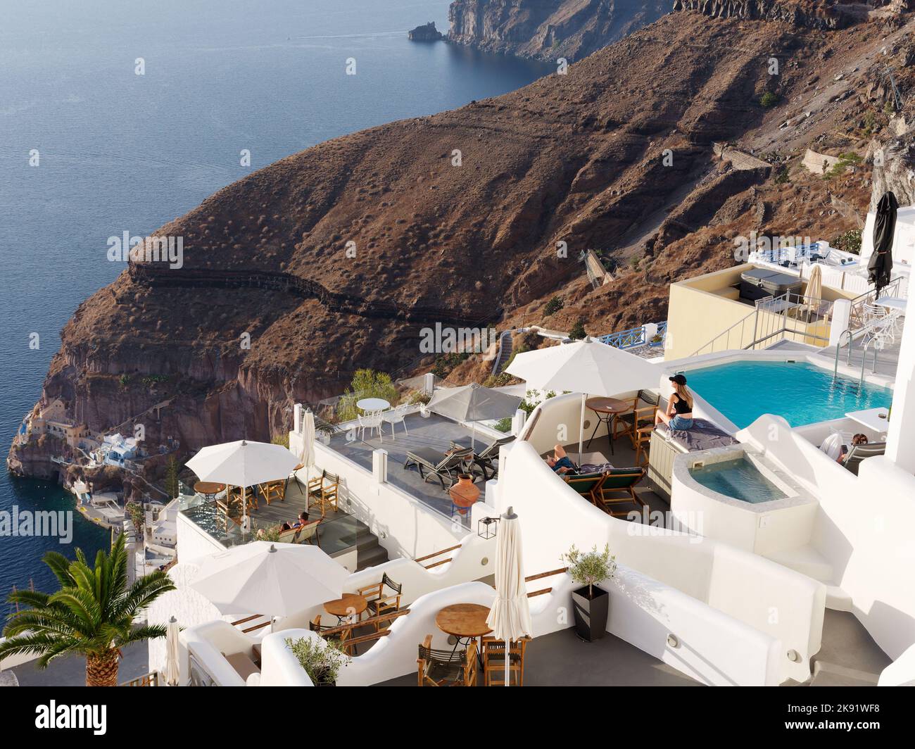 Vista dagli hotel boutique di Fira sulla costa e sul Porto Vecchio sottostante. Isole Cicladi greche di Santorini nel Mar Egeo Foto Stock