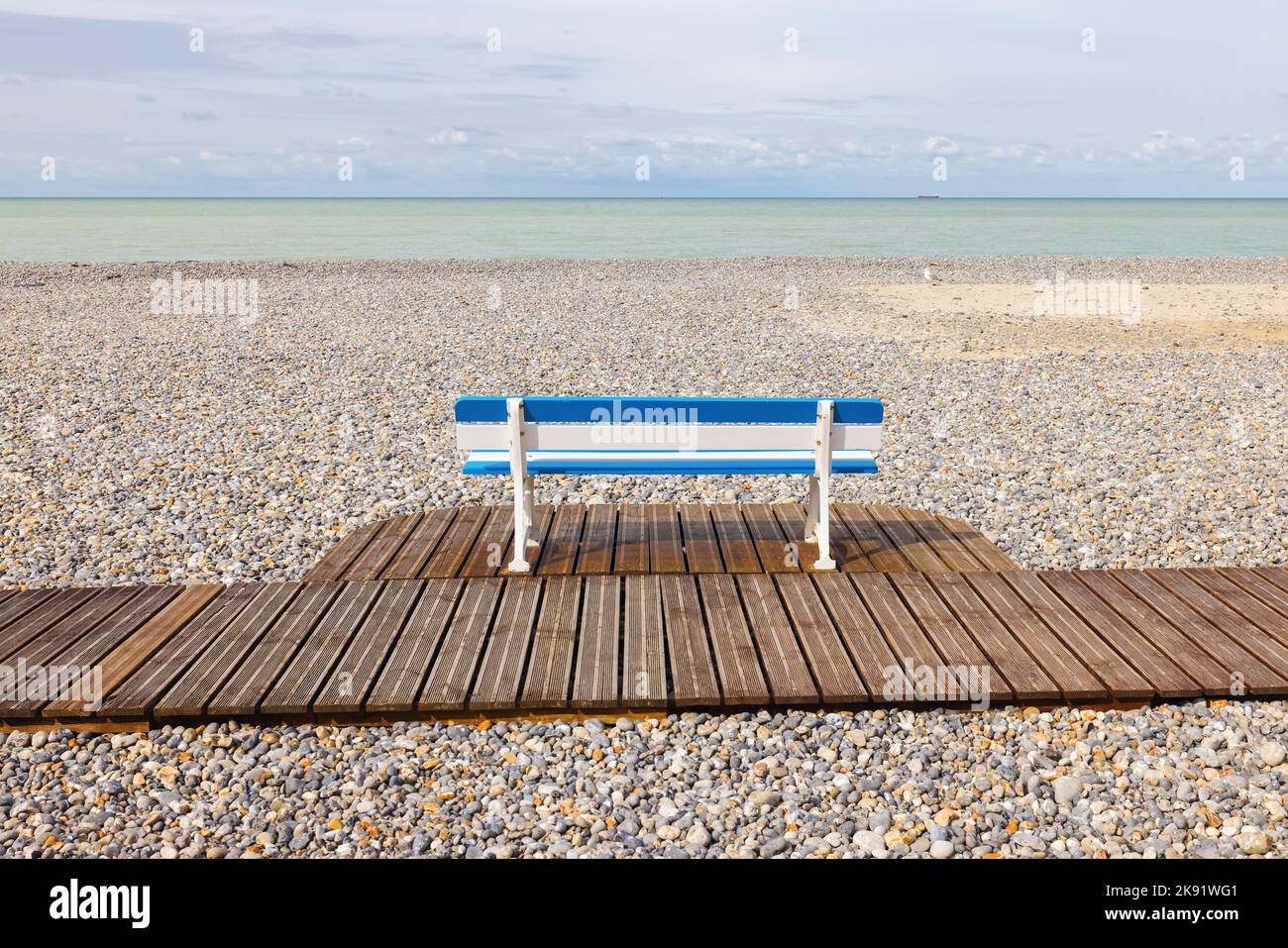 Panchina alla spiaggia di Mers-Les-Bains, Seine-Maritime, Francia Foto Stock